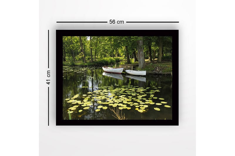 Innrammet lerretsbilde i tre - 41x56 cm - Rolig innsjø med vannliljer og båter i frodige omgivelser - Grønn / Gul / Hvit - Innredning - Bilder & kunst