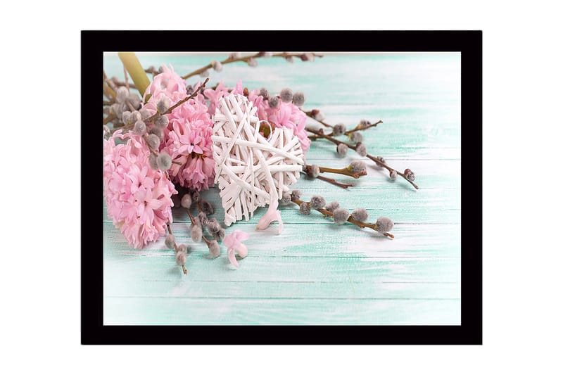 Innrammet lerretsbilde i tre - 41x56 cm - Rosa blomster med et hvitt hjerte og grå kvister - Rosa / Hvit / Grå - Innredning - Bilder & kunst