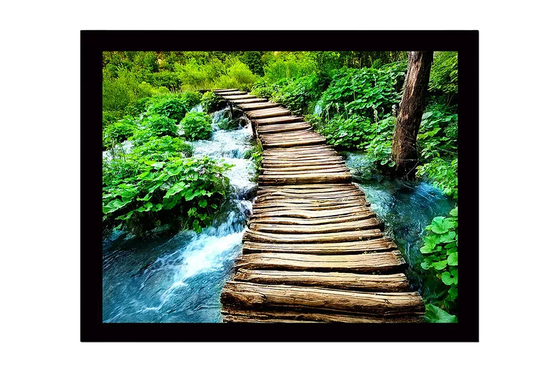 Innrammet lerretsbilde i tre - 41x56 cm - Rustikk gangbro i tre over en rislende bekk i en frodig skog - Grønn / Brun / Blå - Innredning - Bilder & kunst