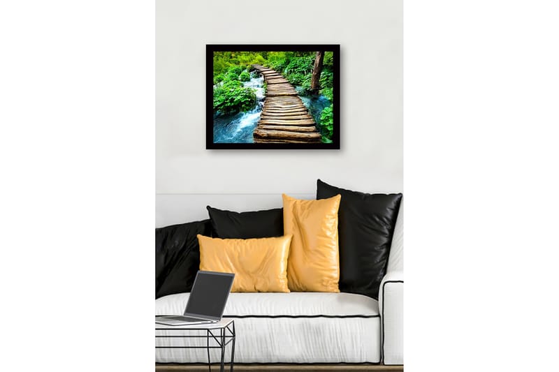 Innrammet lerretsbilde i tre - 41x56 cm - Rustikk gangbro i tre over en rislende bekk i en frodig skog - Grønn / Brun / Blå - Innredning - Bilder & kunst
