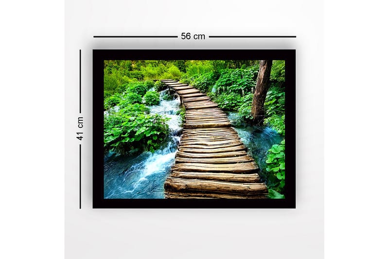 Innrammet lerretsbilde i tre - 41x56 cm - Rustikk gangbro i tre over en rislende bekk i en frodig skog - Grønn / Brun / Blå - Innredning - Bilder & kunst