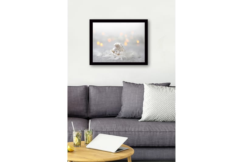 Innrammet lerretsbilde i tre - 41x56 cm - Søt engel hviler i en fjærseng - Hvit / Lys grå / Gull - Innredning - Bilder & kunst