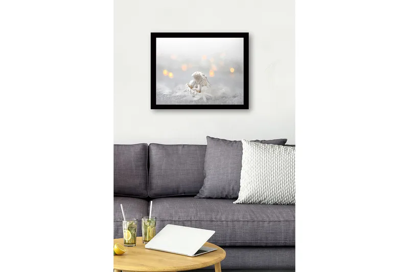 Innrammet lerretsbilde i tre - 41x56 cm - Søt engel hviler i en fjærseng - Hvit / Lys grå / Gull - Innredning - Bilder & kunst