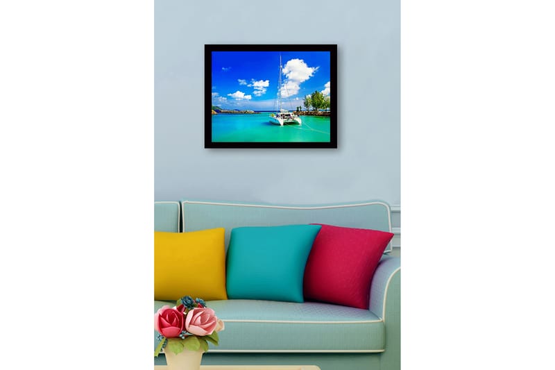 Innrammet lerretsbilde i tre - 41x56 cm - Seilbåt i en klar, turkis lagune under en blå himmel med hvite skyer - Turkis / Blå / Hvit - Innredning - Bilder & kunst