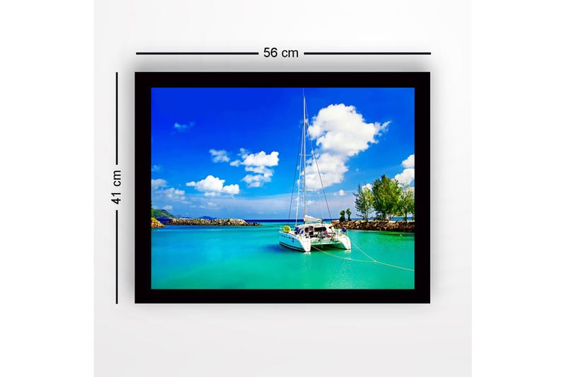 Innrammet lerretsbilde i tre - 41x56 cm - Seilbåt i en klar, turkis lagune under en blå himmel med hvite skyer - Turkis / Blå / Hvit - Innredning - Bilder & kunst