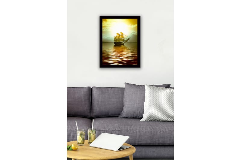 Innrammet lerretsbilde i tre - 41x56 cm - Seilbåt som glir over speilblanke vannflater i solnedgangens lys - Gull / Brun / Lys grønn - Innredning - Bilder & kunst