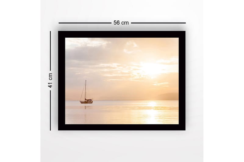 Innrammet lerretsbilde i tre - 41x56 cm - Seilbåt på speilblanke vannflater i solnedgangens lys - Lys oransje / Myk gul / Grå - Innredning - Bilder & kunst