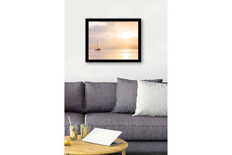 Innrammet lerretsbilde i tre - 41x56 cm - Seilbåt på speilblanke vannflater i solnedgangens lys - Lys oransje / Myk gul / Grå - Innredning - Bilder & kunst