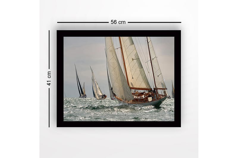 Innrammet lerretsbilde i tre - 41x56 cm - Seilbåter som seiler på åpent hav - Hvit / Blå / Grå - Innredning - Bilder & kunst