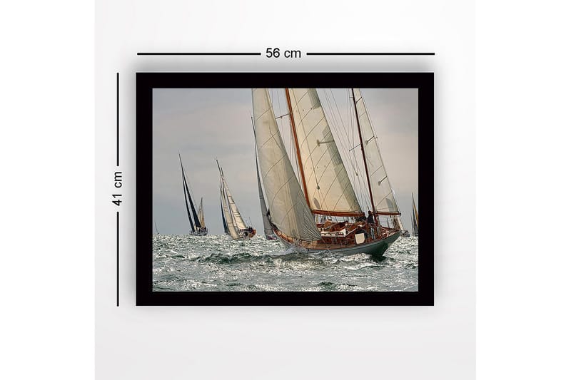 Innrammet lerretsbilde i tre - 41x56 cm - Seilbåter som seiler på åpent hav - Hvit / Blå / Grå - Innredning - Bilder & kunst