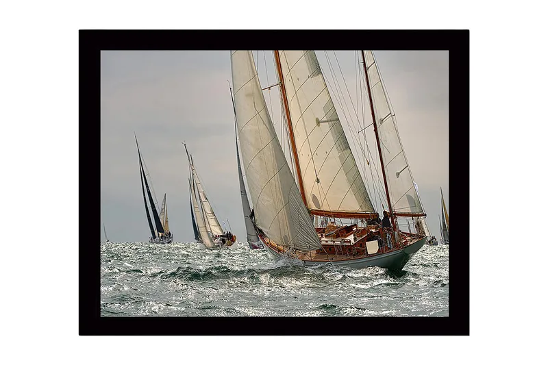 Innrammet lerretsbilde i tre - 41x56 cm - Seilbåter som seiler på åpent hav - Hvit / Blå / Grå - Innredning - Bilder & kunst