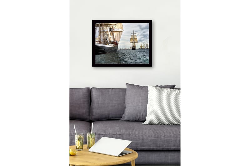 Innrammet lerretsbilde i tre - 41x56 cm - Seilbåter på et stormfullt hav - Mørk blå / Beige / Grå - Innredning - Bilder & kunst
