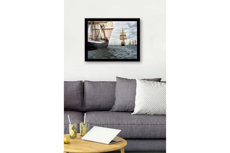 Innrammet lerretsbilde i tre - 41x56 cm - Seilbåter på et stormfullt hav - Mørk blå / Beige / Grå - Innredning - Bilder & kunst