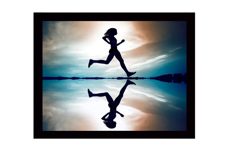 Innrammet lerretsbilde i tre - 41x56 cm - Silhuett av en løper i bevegelse over en speillignende overflate - Mørk blå / Oransje / Lys blå - Innredning - Bilder & kunst