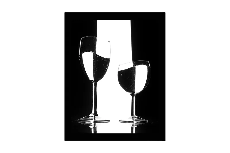 Innrammet lerretsbilde i tre - 41x56 cm - Silhuett av to vinglass med refleksjoner i en minimalistisk komposisjon, Svart / Hvit / Gjennomsiktig
