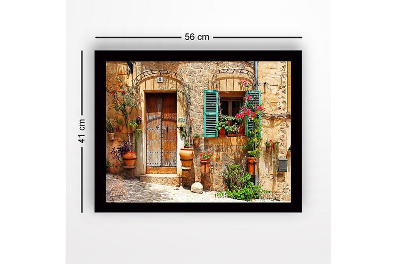 Innrammet lerretsbilde i tre - 41x56 cm - Sjarmerende husfasade med blomsterdekorasjoner og grønne skodder - Terrakotta / Grønn / Beige - Innredning - Bilder & kunst