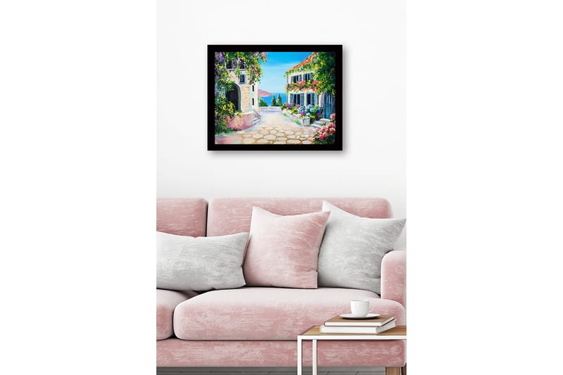 Innrammet lerretsbilde i tre - 41x56 cm - Sjarmerende middelhavsgate med blomster og hus - Blå / Grønn / Rosa - Innredning - Bilder & kunst