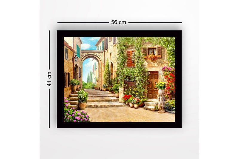 Innrammet lerretsbilde i tre - 41x56 cm - Sjarmerende smug med blomsterprydede hus og en bue i bakgrunnen - Grønn / Gul / Rosa - Innredning - Bilder & kunst