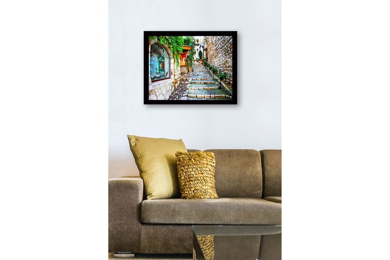 Innrammet lerretsbilde i tre - 41x56 cm - Sjarmerende smug med steiner og grøntområder - Grønn / Beige / Rød - Innredning - Bilder & kunst