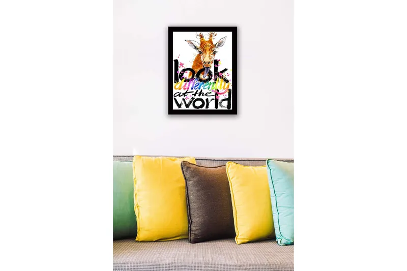 Innrammet lerretsbilde i tre - 41x56 cm - Sjiraff med utstikkende tunge og fargerik tekst - Oransje / Svart / Rosa - Innredning - Bilder & kunst