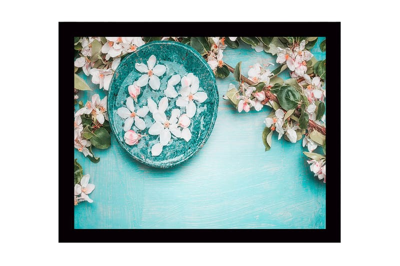 Innrammet lerretsbilde i tre - 41x56 cm - Skål med blomster på turkis bakgrunn - Turkis / Hvit / Grønn - Innredning - Bilder & kunst