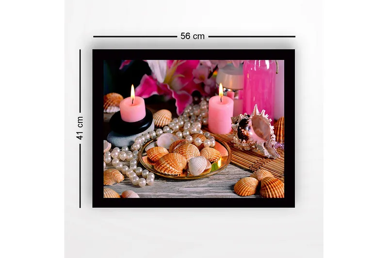 Innrammet lerretsbilde i tre - 41x56 cm - Skalldyr og perler på en gyllen tallerken med lys og blomster i bakgrunnen - Rosa / Beige / Hvit - Innredning - Bilder & kunst