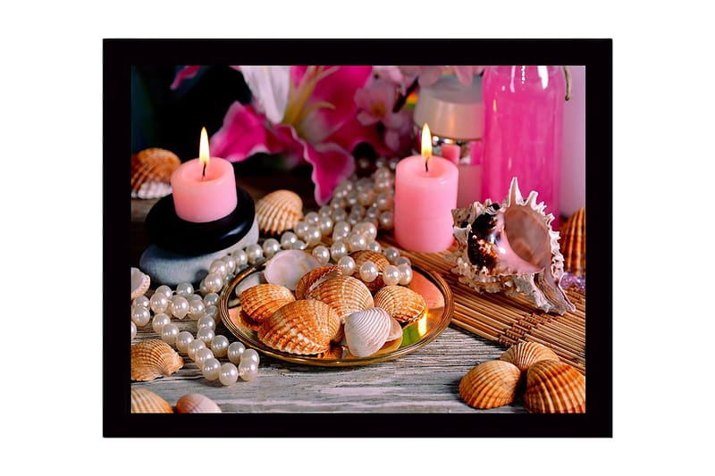 Innrammet lerretsbilde i tre - 41x56 cm - Skalldyr og perler på en gyllen tallerken med lys og blomster i bakgrunnen - Rosa / Beige / Hvit - Innredning - Bilder & kunst