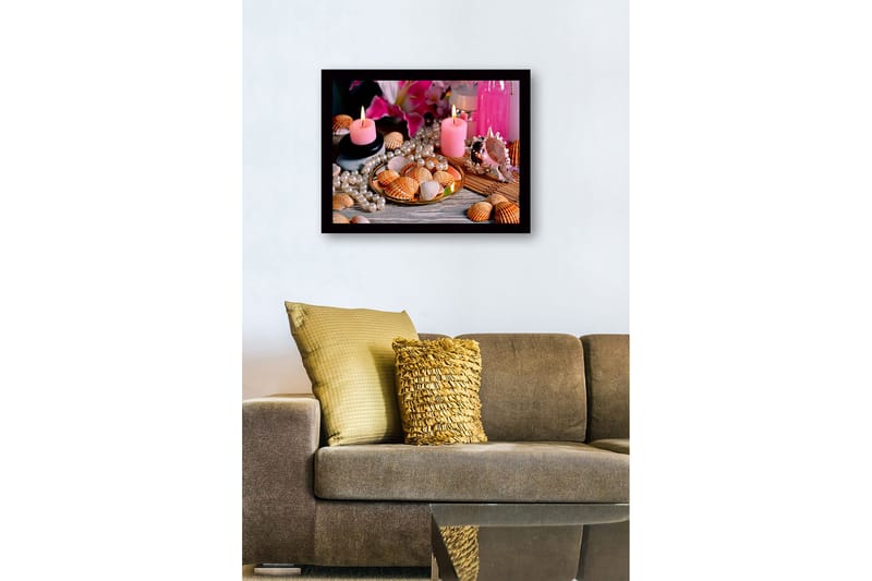 Innrammet lerretsbilde i tre - 41x56 cm - Skalldyr og perler på en gyllen tallerken med lys og blomster i bakgrunnen - Rosa / Beige / Hvit - Innredning - Bilder & kunst