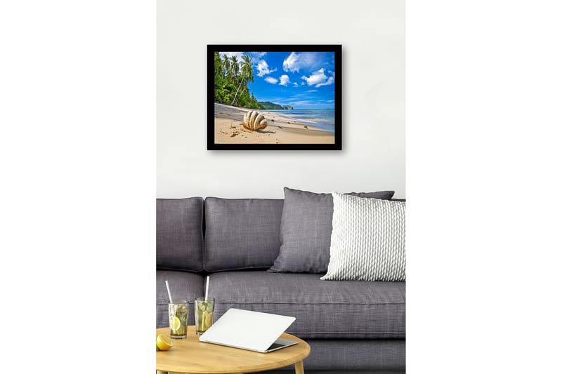 Innrammet lerretsbilde i tre - 41x56 cm - Skjell på en solrik strand med palmer i bakgrunnen - Blå / Grønn / Beige - Innredning - Bilder & kunst