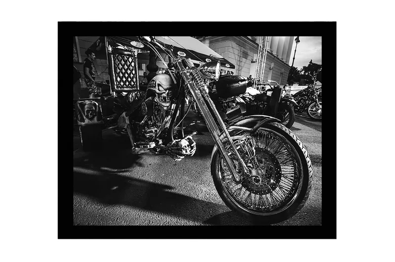 Innrammet lerretsbilde i tre - 41x56 cm - Skulpturell motorsykkel med hodeskallemotiv, Svart / Sølv