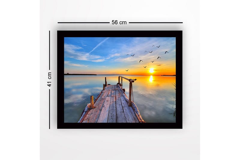 Innrammet lerretsbilde i tre - 41x56 cm - Solnedgang over en rolig innsjø med en brygge og flygende fugler - Oransje / Blå / Grå - Innredning - Bilder & kunst