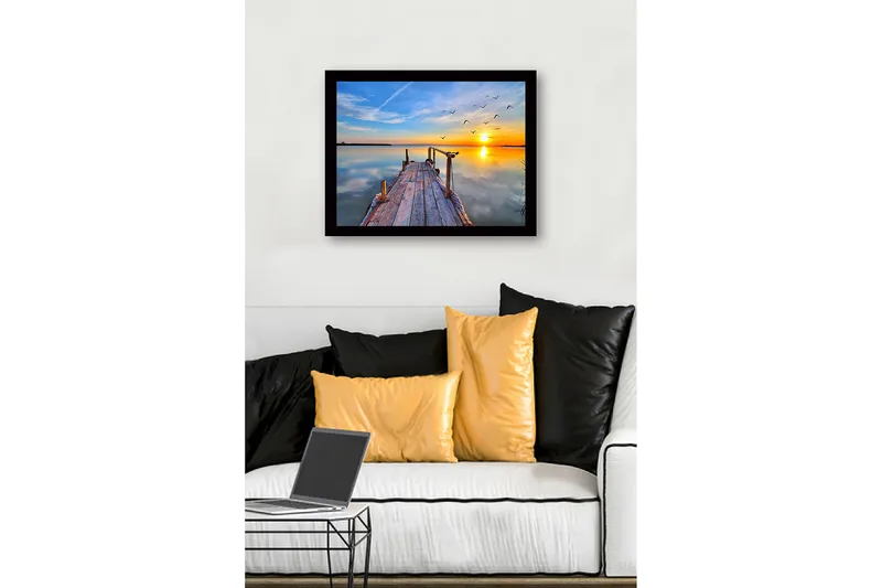 Innrammet lerretsbilde i tre - 41x56 cm - Solnedgang over en rolig innsjø med en brygge og flygende fugler - Oransje / Blå / Grå - Innredning - Bilder & kunst