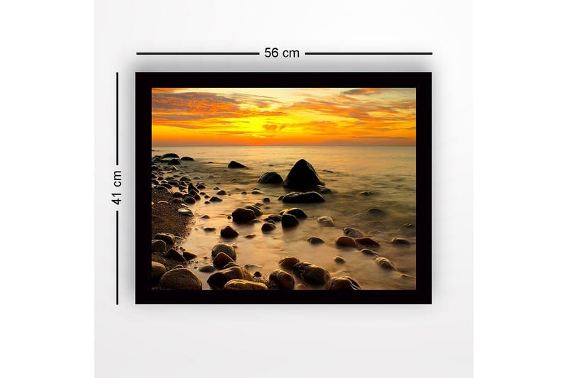 Innrammet lerretsbilde i tre - 41x56 cm - Solnedgang over en steinete strand med rolig vann - Oransje / Mørkegrå / Gull - Innredning - Bilder & kunst