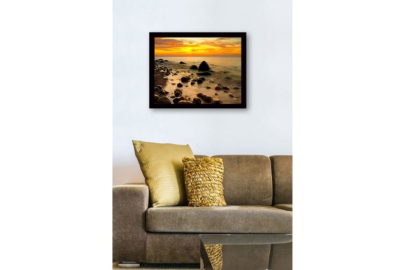 Innrammet lerretsbilde i tre - 41x56 cm - Solnedgang over en steinete strand med rolig vann - Oransje / Mørkegrå / Gull - Innredning - Bilder & kunst