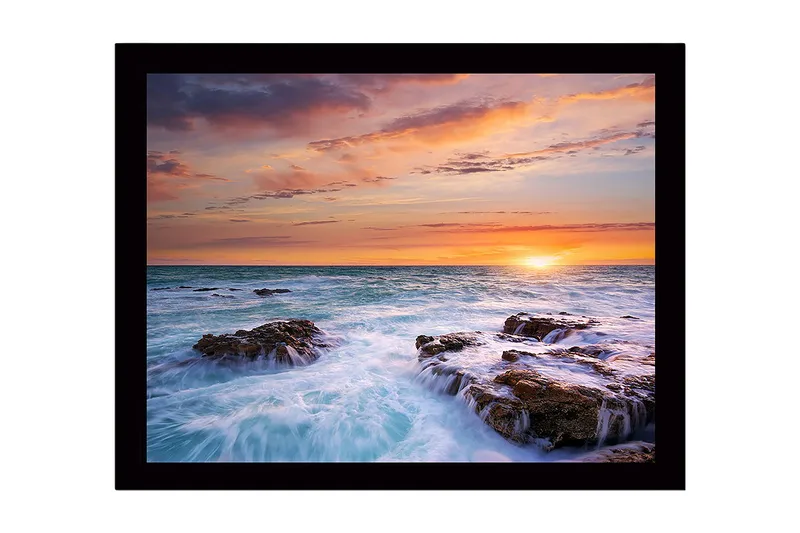 Innrammet lerretsbilde i tre - 41x56 cm - Solnedgang over havet med klipper i forgrunnen, Blå / Oransje / Lilla