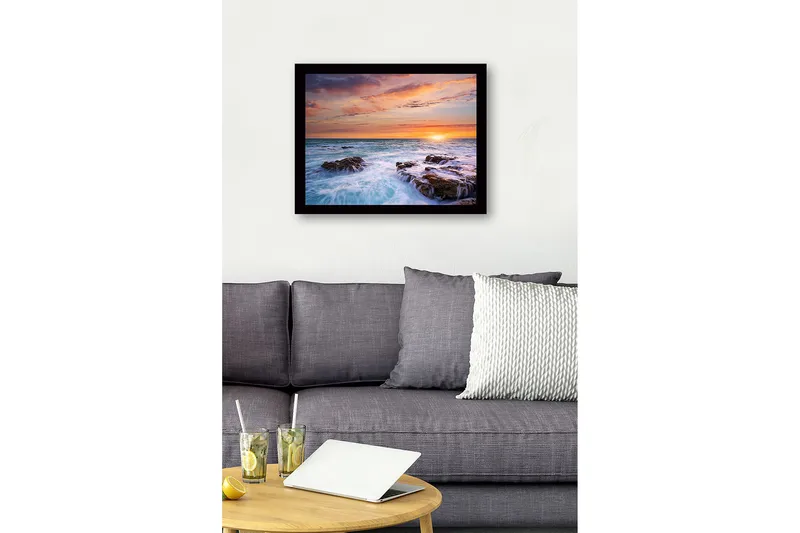 Innrammet lerretsbilde i tre - 41x56 cm - Solnedgang over havet med klipper i forgrunnen - Blå / Oransje / Lilla - Innredning - Bilder & kunst