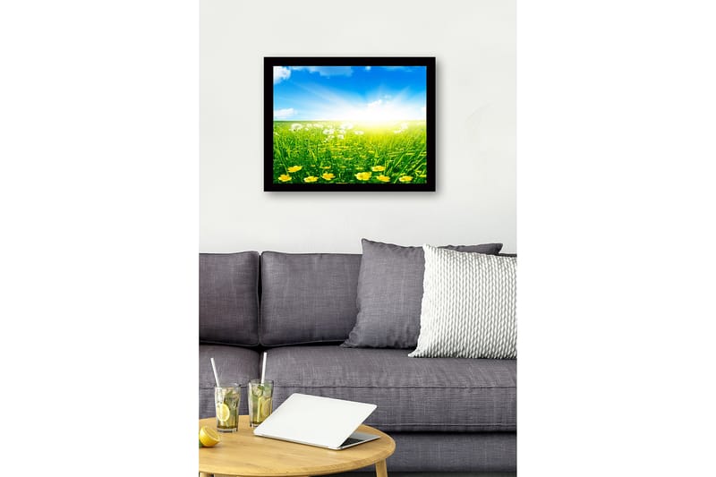 Innrammet lerretsbilde i tre - 41x56 cm - Solrik eng med gule blomster og grønt gress - Gul / Grønn / Blå - Innredning - Bilder & kunst