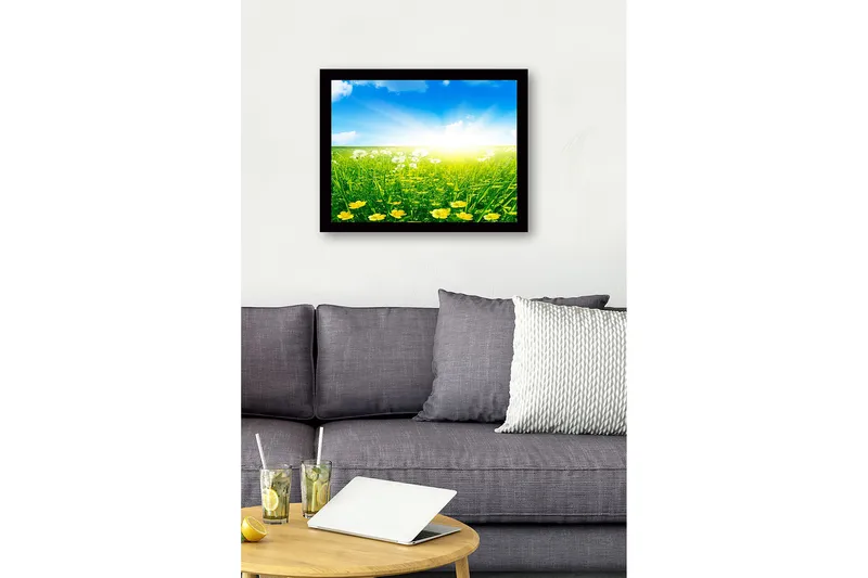 Innrammet lerretsbilde i tre - 41x56 cm - Solrik eng med gule blomster og grønt gress - Gul / Grønn / Blå - Innredning - Bilder & kunst