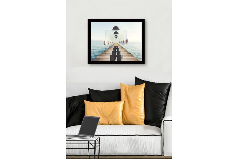 Innrammet lerretsbilde i tre - 41x56 cm - Speilbilde av en person som holder opp gjennomsiktige tallerkener på en brygge ved sjøen - Blå / Grå / Hvit - Innredning - Bilder & kunst