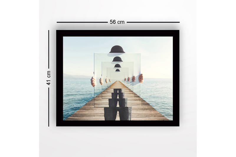 Innrammet lerretsbilde i tre - 41x56 cm - Speilbilde av en person som holder opp gjennomsiktige tallerkener på en brygge ved sjøen - Blå / Grå / Hvit - Innredning - Bilder & kunst