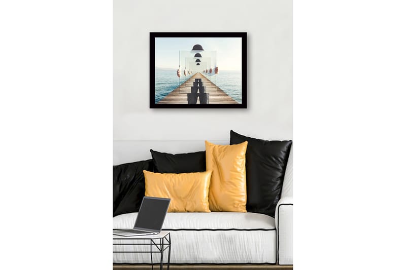 Innrammet lerretsbilde i tre - 41x56 cm - Speilbilde av en person som holder opp gjennomsiktige tallerkener på en brygge ved sjøen - Blå / Grå / Hvit - Innredning - Bilder & kunst