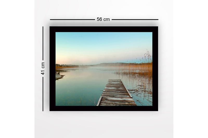 Innrammet lerretsbilde i tre - 41x56 cm - Speillignende innsjølandskap med en trebrygge som strekker seg ut i vannet - Blå / Beige / Grønn - Innredning - Bilder & kunst