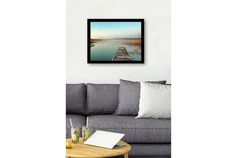 Innrammet lerretsbilde i tre - 41x56 cm - Speillignende innsjølandskap med en trebrygge som strekker seg ut i vannet - Blå / Beige / Grønn - Innredning - Bilder & kunst
