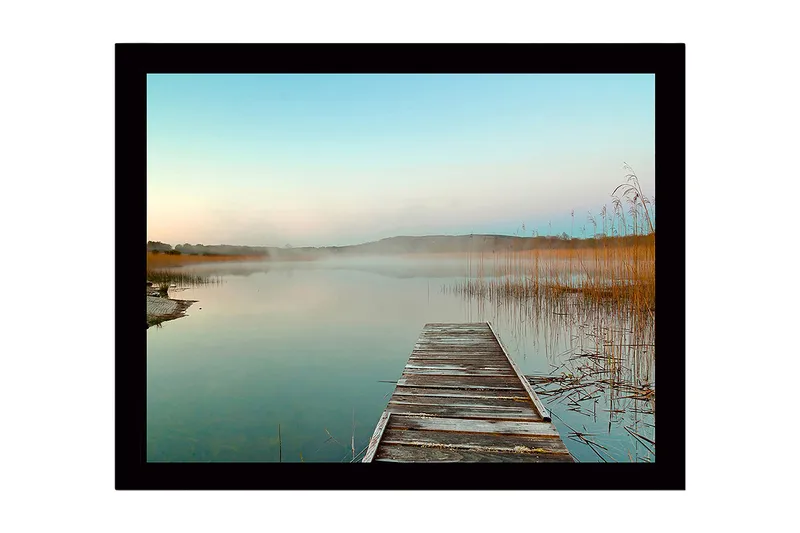 Innrammet lerretsbilde i tre - 41x56 cm - Speillignende innsjølandskap med en trebrygge som strekker seg ut i vannet, Blå / Beige / Grønn