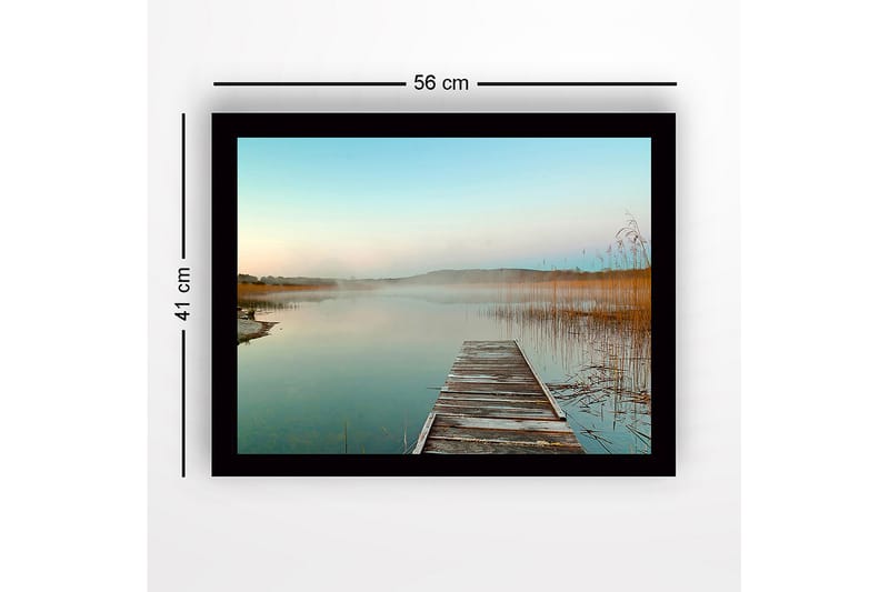 Innrammet lerretsbilde i tre - 41x56 cm - Speillignende innsjølandskap med en trebrygge som strekker seg ut i vannet - Blå / Beige / Grønn - Innredning - Bilder & kunst