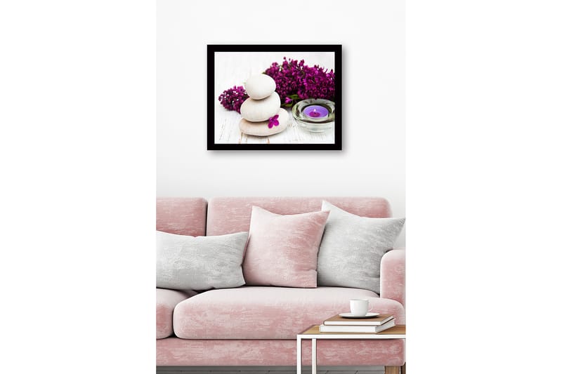 Innrammet lerretsbilde i tre - 41x56 cm - Steinrøys med lilla blomster og et duftlys - Lys grå / Lilla / Grønn - Innredning - Bilder & kunst