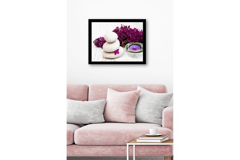 Innrammet lerretsbilde i tre - 41x56 cm - Steinrøys med lilla blomster og et duftlys - Lys grå / Lilla / Grønn - Innredning - Bilder & kunst