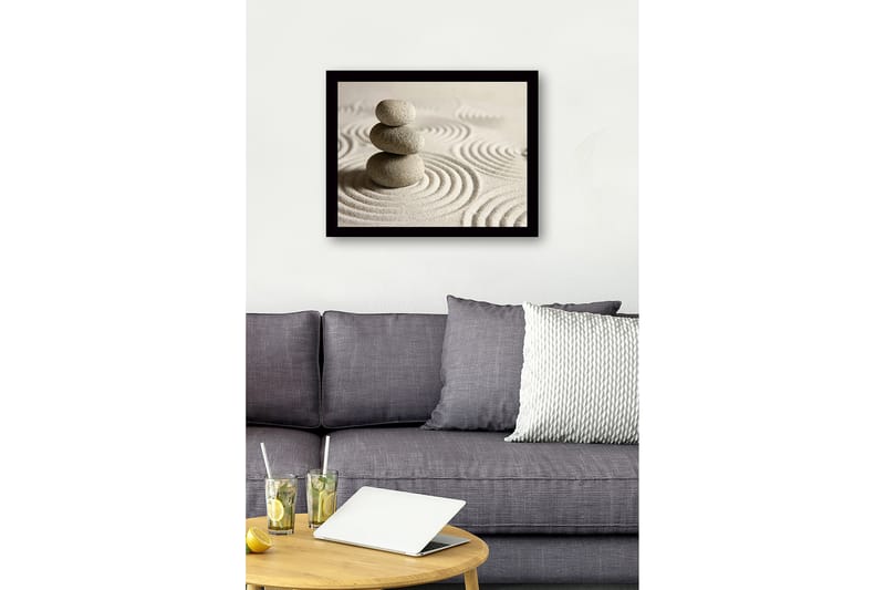 Innrammet lerretsbilde i tre - 41x56 cm - Steinrøys på sand med sirkulære mønstre - Grå / Beige - Innredning - Bilder & kunst