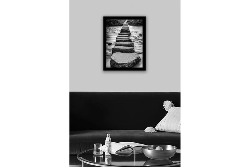 Innrammet lerretsbilde i tre - 41x56 cm - Steintrapper som fører over en rennende vannflate - Grå / Svart - Innredning - Bilder & kunst