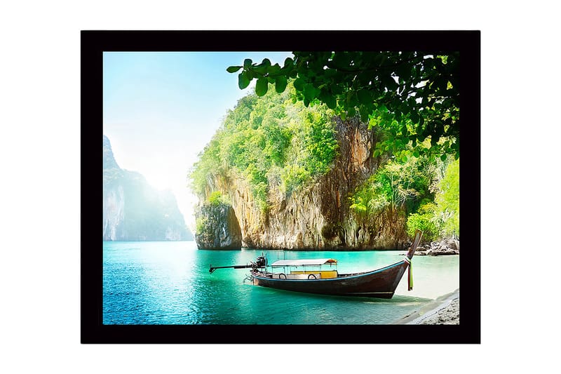 Innrammet lerretsbilde i tre - 41x56 cm - Stillehavslandskap med en tradisjonell båt på en steinete kyst, Turkis / Grønn / Brun